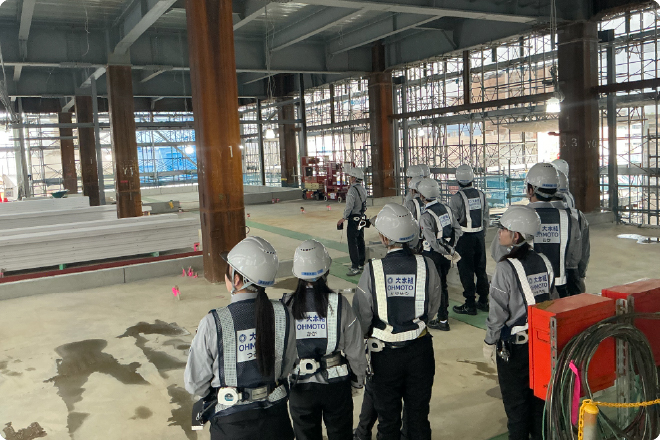 （建築）事務所新築工事現場見学の様子。